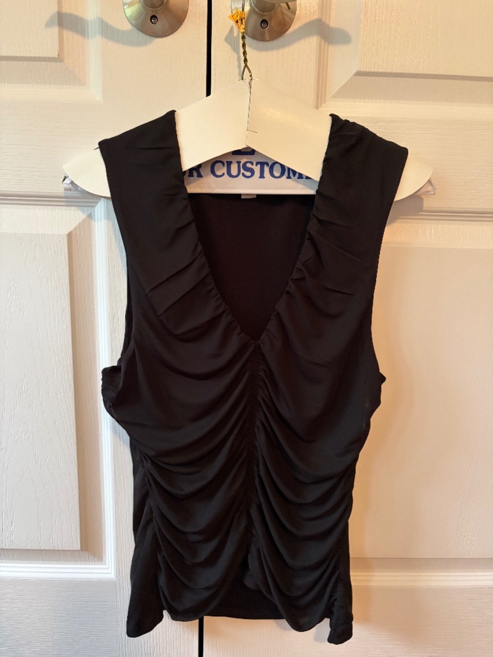V neck gathered stretchy sleeveless medium black shirt